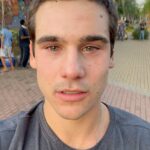 Nicolas Prattes Instagram - Invadi o celular do @nicolasprattes e trago fotos dos bastidores de #TodasAsFlores para vocês 💐 Vocês amam o Diego igual a mim?