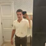Nicolas Prattes Instagram - Invadi o celular do @nicolasprattes e trago fotos dos bastidores de #TodasAsFlores para vocês 💐 Vocês amam o Diego igual a mim?
