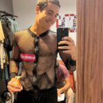 Nicolas Prattes Instagram - Invadi o celular do @nicolasprattes e trago fotos dos bastidores de #TodasAsFlores para vocês 💐 Vocês amam o Diego igual a mim?