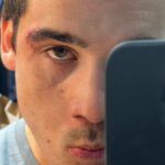 Nicolas Prattes Instagram - Invadi o celular do @nicolasprattes e trago fotos dos bastidores de #TodasAsFlores para vocês 💐 Vocês amam o Diego igual a mim?