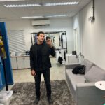 Nicolas Prattes Instagram - Invadi o celular do @nicolasprattes e trago fotos dos bastidores de #TodasAsFlores para vocês 💐 Vocês amam o Diego igual a mim?