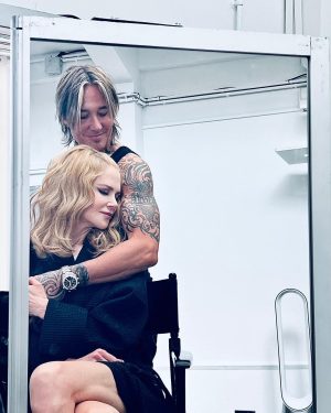 Nicole Kidman Instagram - Backstage 🖤 #Balenciaga