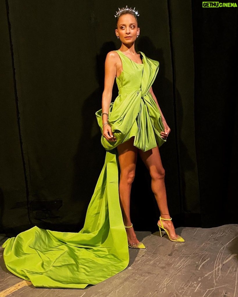 Nicole Richie Instagram - Representing ALL the greens tonight 🥬🥒🥦🌱🍏🥑#NikkiFresh @vmas