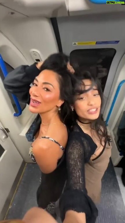 Nicole Scherzinger Instagram - The only person that can get me on the tube @sabrinabahsoon 🇬🇧🌬️