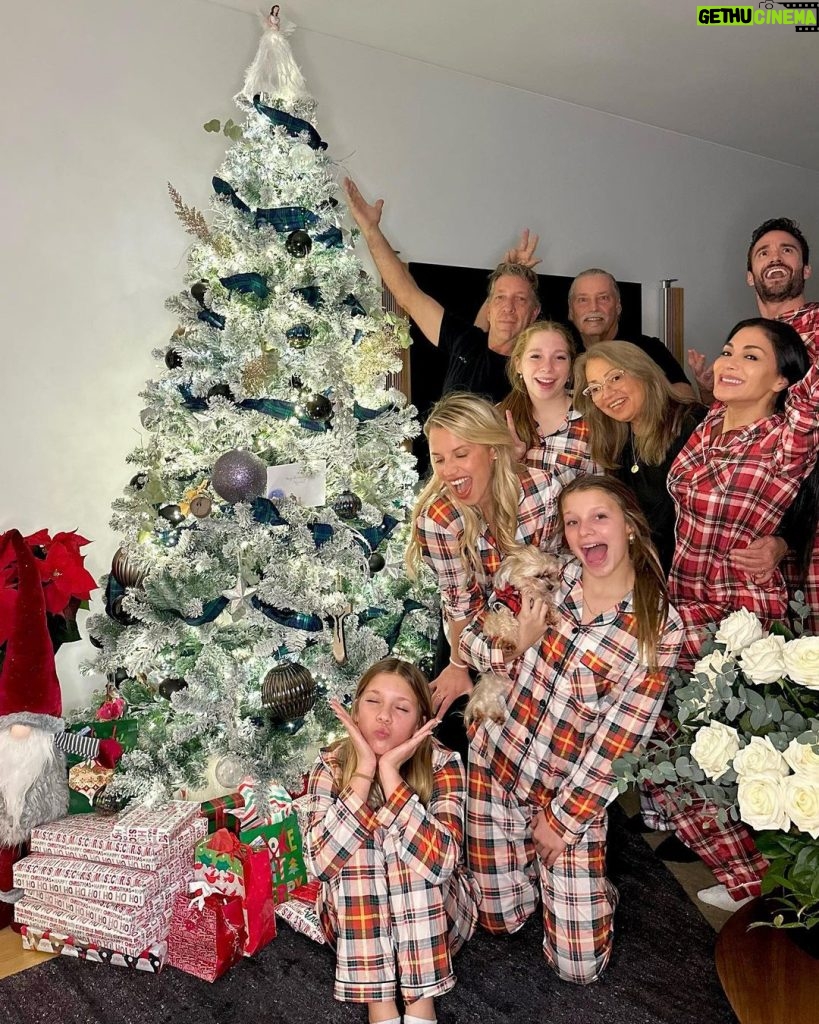 Nicole Scherzinger Instagram - Merry Christmas and Happy Holidays from the Scherzy’s! So grateful my family could be with me here 🇬🇧 during my favorite time of year 🥹 Thank Jesus for all your abundant blessings. Praying for joy and peace for everyone during this season 🙏🏽❤
