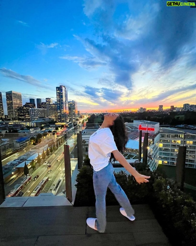 Nicole Scherzinger Instagram - Quick trip back to LA! I’ve missed you! 💃🏽😘 Thankyou @waldorfbevhills for the epic views 😍🌅 #hiltonforthestay