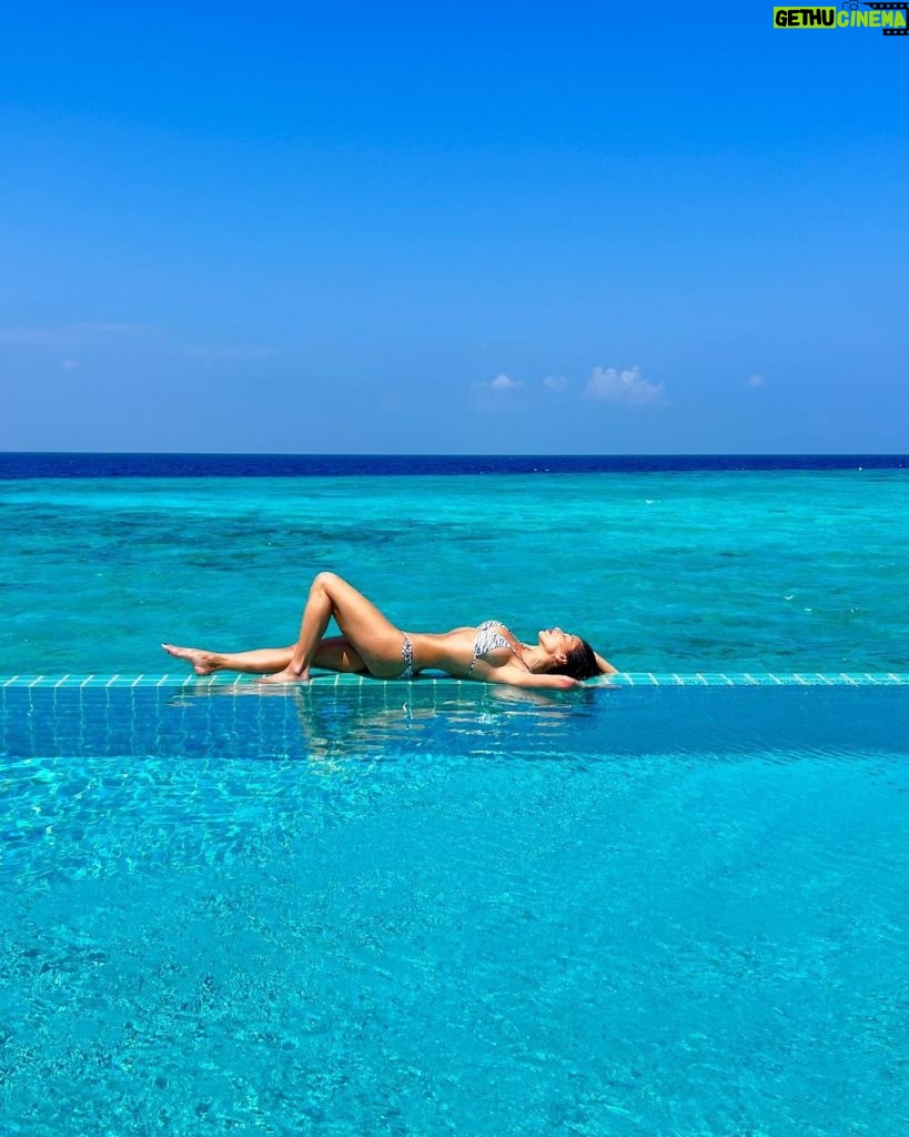 Nicole Scherzinger Instagram - Norma in the sun! ☀ Sun-kissed and salty hair 🤍🩵🖤