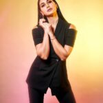 Nikita Dutta Instagram - Casually making black colourful 🤌🖤 . . . . 📸: @saurabh_sonkar HMU: @mitavaswani @hairstylebysudha Styled by @kareenparwani Assisted by @ananyaakhanna @tanisha7jain Accessories: @rubans.in @oakpinionpr Managed by @janviiishettyyy
