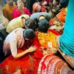 Nikita Dutta Instagram - Last night with the team of #GharatGanpati 🌸🩷 Something immensely satisfying about bowing down to the mighty #LalbaughchRaja Thank you Bappa 😇🙌 @navjyot_bandiwadekar @bhushan_pradhan @navigns