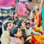Nikita Dutta Instagram - Last night with the team of #GharatGanpati 🌸🩷 Something immensely satisfying about bowing down to the mighty #LalbaughchRaja Thank you Bappa 😇🙌 @navjyot_bandiwadekar @bhushan_pradhan @navigns