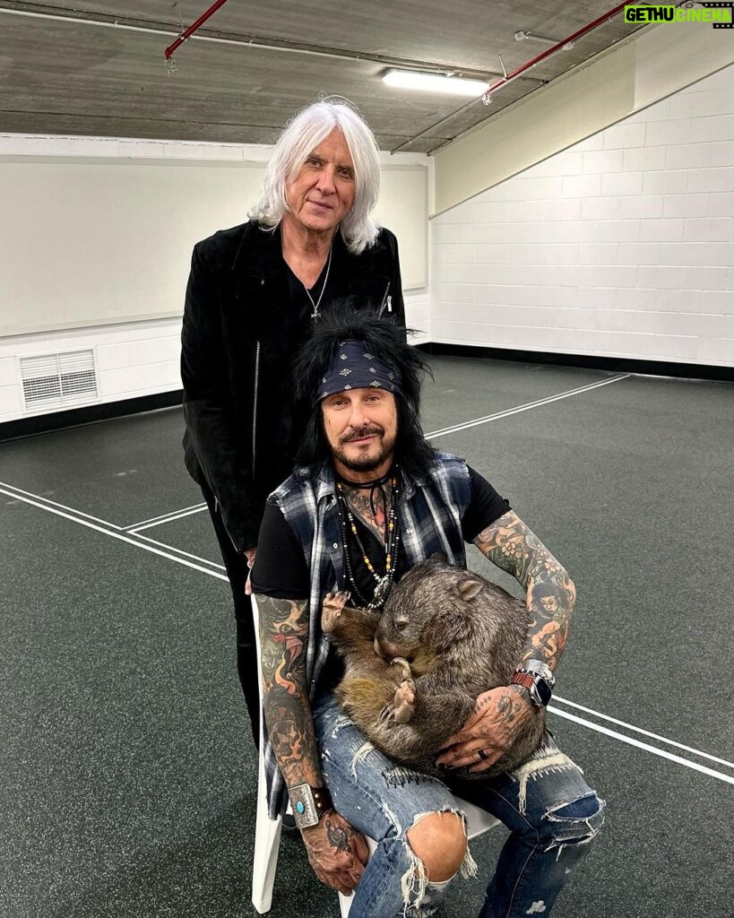 Nikki Sixx Instagram - We wanted to announce that we have a new baby girl. Shes 23 lbs and 43 inches long. It was a long labor but mom is doing good. Don’t ask. #TheWorldTour —Foto by the sexy but sometimes cranky @rosshalfin @motleycrue @defleppard W Brisbane