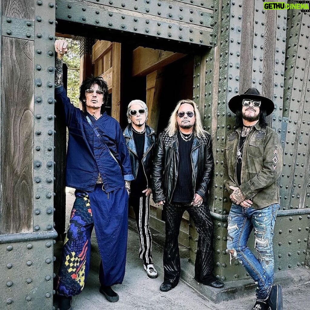 Nikki Sixx Instagram - Quick shoot in Tokyo with @rosshalfin with the gang @tommylee @thevinceneil @john5official @motleycrue And KILLER crowd tonight. Thank you. 🇯🇵 ♥🎶 Tokyo Japan