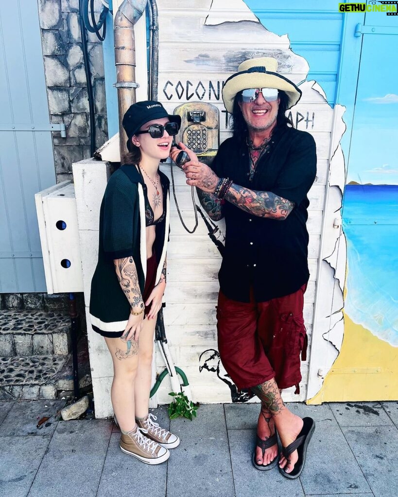 Nikki Sixx Instagram - Having the best vacation with my daughter Frankie. She’s such a strong woman and inspiration. ♥🌊🌴