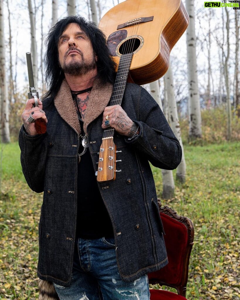 Nikki Sixx Instagram - Mr Smith and Wesson and my mid 90’s Don Musser acoustic… Photo by @how2girl with @leica_camera SL2. Grand Teton National Park