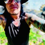 Nikki Sixx Instagram – Si je ne rentrais jamais chez moi, ce serait trop tôt. ❤️ 🇫🇷