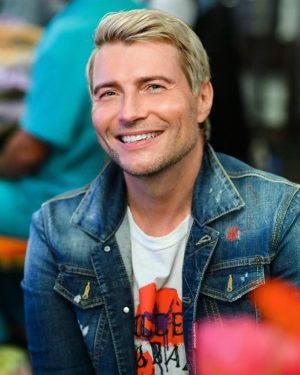 Nikolay Baskov Instagram - Благодарю всех за поздравления, эмоции ,внимание и поддержку 🎂🥂💐 люблю вас мои дорогие друзья ❤️