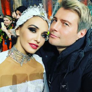 Nikolay Baskov Instagram - Вчера с мамой сходили на финальное ледовое шоу @tatiana_navka Татьяны Навки «Лебединое озеро». Мы под сильнейшим впечатлением!
Для этого шоу я озвучивал одну из партий и мне невероятно приятно быть частью этой фантастически красивой сказки, которую хочется посмотреть снова и снова. @_sechenov.com_  Алексей Сеченов, режиссёр, который делал со мной шоу «Игра», тут он превзошёл себя. То, что я увидел вчера, говорит о том, что мы умеем, можем делать такие проекты по истине мирового уровня. Спасибо всей команде постановщиков, благодарю всех чемпионов, которые покорили своим мастерством заполненый счастливыми взрослыми и детьми «Мегаспорт». Спасибо, Таня, за этот волшебный вечер! Это было грандиозно!!! Фрагменты в сторис 💥