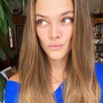 Nina Agdal Instagram - Happy Hour Zoom makeup lewk 🍊💙🍹 best part is you don’t even have to wear pants.