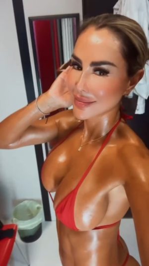 Ninel Conde Instagram - Siempre buscando la perfección 🤩. 

Mis amores es importante mantener ese color caribeño ☀️. 

¿Qué les parece este bronceado brasilero? 

✨@suntanmiami

#Ninelconde #Bikini #Miamilife #trend #sexy #tanning #tropicalvibes
