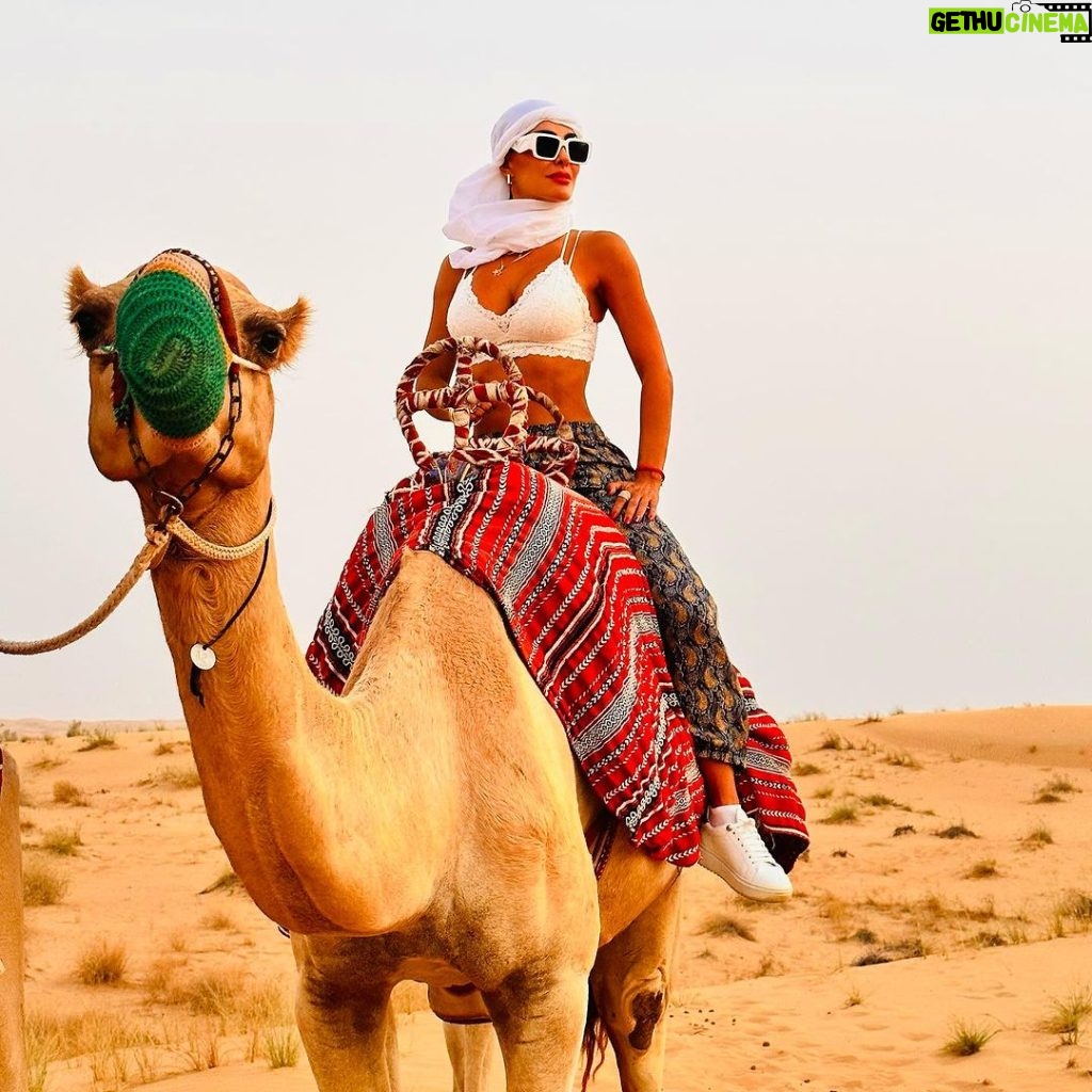 Ninel Conde Instagram - Dubai desert 🐪 🐪🐪 . . Que bella experiencia Gracias @clauguevarahdz por siempre estar! Por ser más que mi amiga .. mi hermana por decisión .. Porque la amistad se demuestra con hechos no con palabras. Por mas viajes y experiencias juntas ! Te amo sister . • #dubai #dubaidesert #dubaidesertsafari #camels #dubaicamels #fy #travel #traveltips #travelexcursions #fye #trend riviral Dubai Desert Conservation Reserve - Platinum Heritage