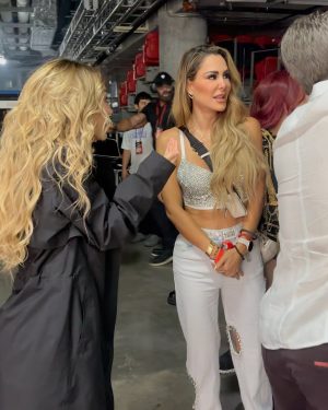 Ninel Conde Instagram - Si soy REBELDE.
Mi hija hermosa mi @dulcemaria te amo mi reina sigue triunfando! Ame verte realizada .
Las amo mis niñas ❤️
Que les parece estas imágenes? Les recordó esa época dorada de @rbd_musica ? Los leo!
.
.
#rbd #rebelde #soyrebelde #dulcemaria #anahi #mia #miacoluchi #robertapardo #almarey #fy #fye #trend #reels #reelsinstagram #réel
