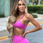 Ninel Conde Instagram - Saturday so pink!!!🌸🌸 Cuando te sientes feliz se refleja hasta en los más mínimos detalles . Lucha por obtener lo que sueñas; vale la pena cuando llega 💋💋 Sabadito después de entrenar … ¿Nos quedamos a descansar o nos vamos a bailar? ¡Los leo! ✨✨ . Hair @armandeusbrickell @eguzmann Make up @vicoguadarrama #girl #fitnessmodel #beauty #ninelconde #almarey #pink #fitmodel #gymmotivation #gymlife #gymgirl #fitgirl Miami, Florida