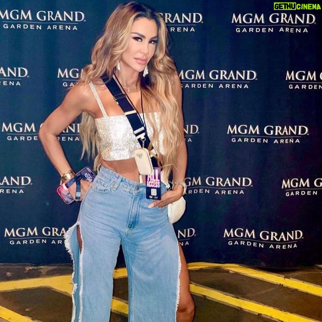 Ninel Conde Instagram - 🎲🎲🎶🎶🥊🥊… . “La Bebe in Vegas” Que manera de revolucionar la música @pesopluma poniendo el nombre de nuestro México súper en alto! Gracias @kingryan por ser también un orgullo y compartir los éxitos entre mexicanos! Viva México 🇲🇽 Viva la musicia! Gracias @unidosporlamusica_ @mediaconceptspr por hacerme parte de esta noche🎶🎶. .. MGM Grand Las Vegas