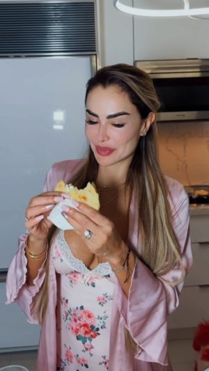 Ninel Conde Instagram - ¡Mis bombones 💋, hago por primera vez AREPAS 🇻🇪! 

¿Qué tal me quedo? 🤔 Me enseñó @mauricio_mejia 

Déjenme en los comentarios todos sus tips para la arepa perfecta, los leo 👀 y no se pierdan el final 😂. 

Video by @karsmiley 

#NinelConde #CondeTips #Arepas #Miami #Venezuela #Mexico #RecetaVenezolana