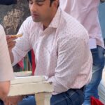 Nishant Singh Instagram - Duniya ka stress ek taraf, aur samosa ek taraf ❤️ #nishantmalkhani #samosa