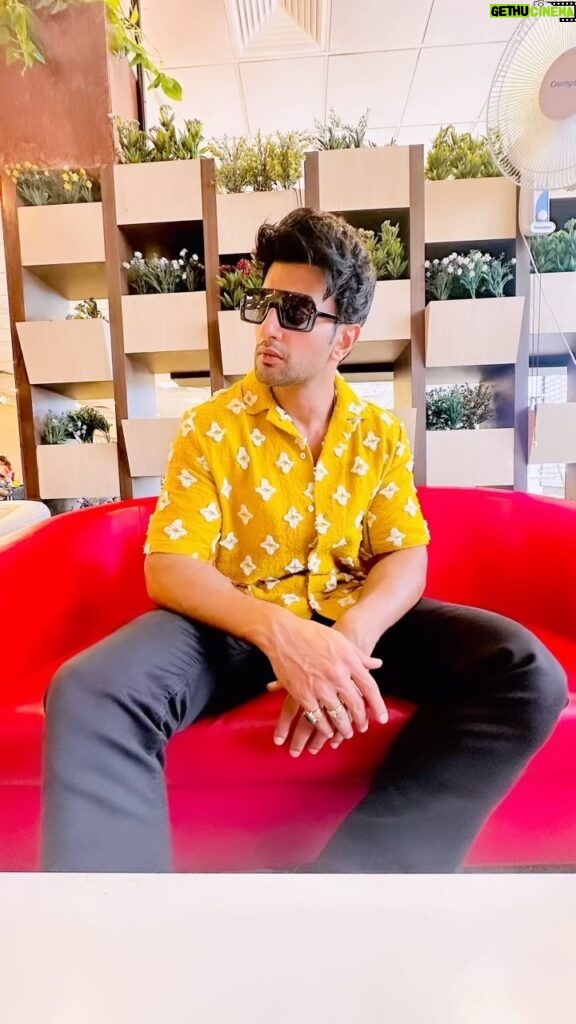 Nishant Singh Instagram - Yellow shirt, red couch, and a whole lot of style and this song ❤️🫶🏻🔥💛 #StyleStatement #CoolAndColorful #jawan #chaleya #nishantmalkhani #nishantsinghmalkani