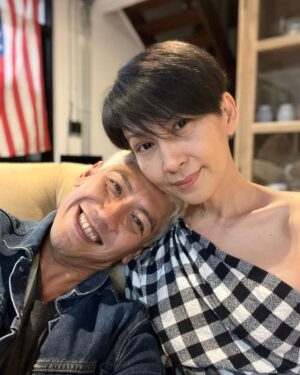 Niti Chaichitathorn Instagram - เมื่อวานพี่โก้น่ารักมาก คงจะกลัวจะเลท อาบน้ำเสร็จยังเช็ดตัวไม่แห้ง ก็มางานทั้งๆ ผ้าขาวม้านั่นเลย น่ารักจริงๆ 555 ล้าเล่นน้าาาา แต่จะบอกว่าดีใจมากที่ได้ร่วมงานกับพี่โก้ ซุปเปอร์คุณแม่ทั้งในจอและตัวจริง ไม่แปลกใจเลยที่ทุกคนรักน้าวี และรักพี่โก้ หนูก็ด้วย #มาตาลดา