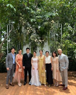 Niti Chaichitathorn Instagram - ถ่ายภาพกับบ่าวสาวอย่างไรให้เจ้าภาพเจาจำเราได้ ทั้งนึ้และทั้งนั้น ยินดีด้วยที่สุดเลย #pipajindaซึ่งกันและกัน #pipajinda อ้อ สูทแสนสวยของฉันจาก @verasalonstudio