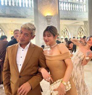 Niti Chaichitathorn Instagram - 1 ภาพ หลากหลายเรื่อบราว 1.1 หนวด @boy_pakorn ดูแลคนของเธอหน่อย @fayefayeye เลอะเทอะ 2. @violettewautier ในส่วนของความซึ้งในงาน เพืือนเจ้าสาวทุกคนขอทิชชู วิโอฯ ขอผ้าเช็ดตัว ซึ้งอะไรไหนเล่า 3. โอ๊ต ปราโม่ด - รบกวนขึ้นร้องเพลงค่ะ