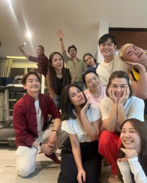 Niti Chaichitathorn Instagram - ในช่วงนัดหมาย คุณ @opalpanisara แจ้งกับเจ้าภาพ @yossiebistro ว่า พี่จ๋าไม่ต้องเตรียมอาหารเยอะนะคะ เดี๋ยวพวกเราหิ้วกันไปคนละอย่าง 2 อย่าง ภาพตัดไปที่งาน คุณจ๋าเตรียมอาหารไว้ประมาณ 17 อย่าง ส่วนอาหารที่เพื่อนหิ้วไปมีทั้งหมด 1 กล่องทัพเพอร์แวร์ - เหมือนคุณจ๋าจะรู้ #ญาติมิตร