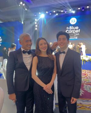 Niti Chaichitathorn Instagram - คุณแอฟดูรูปแล้วพูดว่า “แอฟว่าแล้วว่ามันต้องมีอะไร”  #bluecarpetgala #unicefthailand75