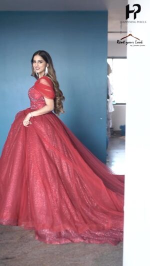 Niveditha Gowda Instagram - Why be normal when you can be magical? 🧚🏻‍♀️

👗 : @rentyourlook_by_chandangowda 
📹 : @happeningpixels 
💄: @makeupartistryby_yashjain 

#transitionreels #reelsinstagram #reelitfeelit #tranistion #gown