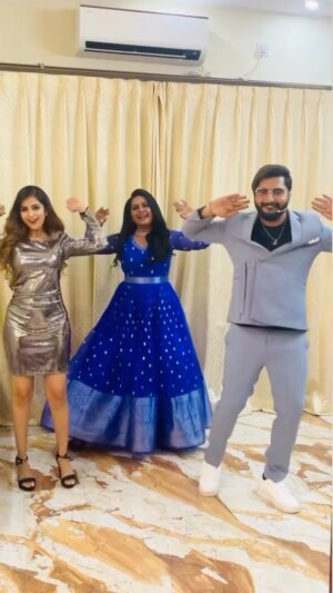 Niveditha Gowda Instagram - Reels time with my friends in between shoot 💃 
.
#tumtum