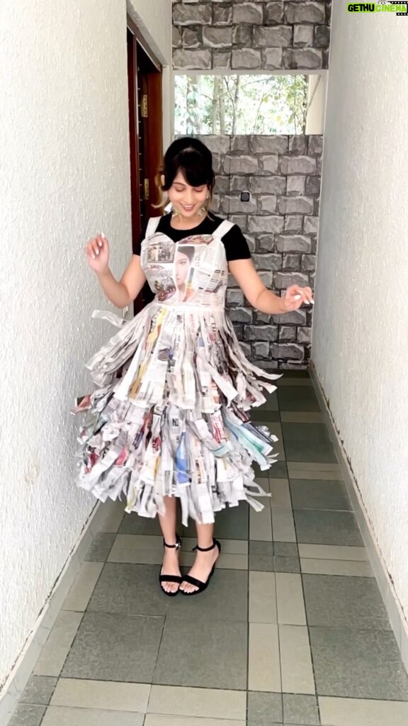 Niveditha Gowda Instagram - Watch #gicchigiligiliseason2 today at 7:30 pm 🖤 👗 : @custom_made_fashions this dress is customised with paper 🙃 #nivedithagowda #gicchigiligili