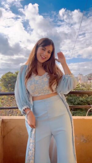 Niveditha Gowda Instagram - 👗 : @rentyourlook_by_chandangowda 

I seriously need to get the wall painted 🥹 

#nivedithagowda #reelsinstagram #reelitfeelit