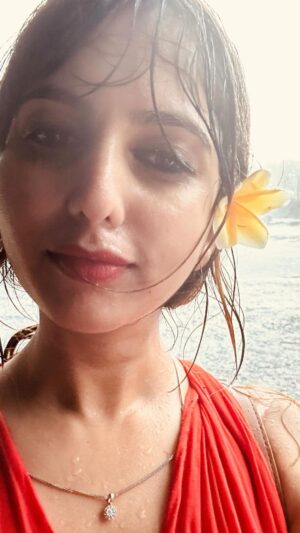 Niveditha Gowda Instagram - Omg what a day it was !!! It was so soooo windy . It also started raining heavily and I was stuck near the holy spring for at least 45 mins .. I then decided to go back … It was so windy and the tides were high too . My umbrella broke and I was completely drenched. Yet I was so happy to have that experience. Must say it was an adventurous day in Bali . 🧡