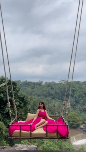 Niveditha Gowda Instagram - This moment 💞🫰🏻
👗 : @rentyourlook_by_chandangowda 
@chandangowda_official 

#niveditagowda #baliswing #bali #baliindonesia #travel #travelling #travelgram