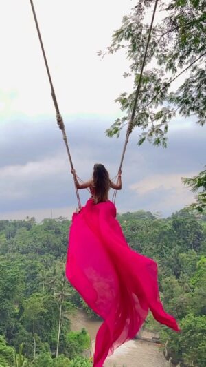Niveditha Gowda Instagram - 👗 : @chandangowda_official 
Wow what a feeling … I felt like a princess with this flowy dress and the place .. it made me embrace my journey a lot more . Going on a solo trip is so out my comfort zone but I wanted to try it . The first day was hard , I did not how to eat alone , go on adventure , blend with strangers many more . I even cried on the first day  but right after this swing moment I honestly started to fall in love with the memories I could make . This experience has helped me to learn about new cultures and each day is more exciting than the other . I feel so responsible than ever and am so happy for #creatingmemories  #blessed #grateful  #bali #baliswing #nivedithagowda #solotraveler #solotravel #sunset #travelling