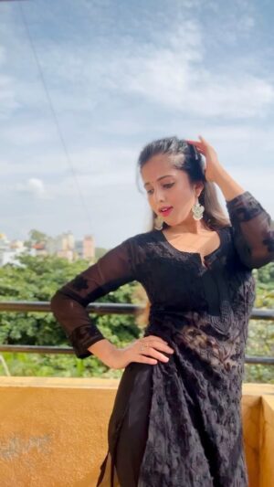 Niveditha Gowda Instagram - Happy evening 🖤🖤
#nivedithagowda #reelsinstagram #reelitfeelit #heeriye