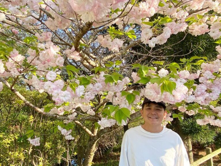 Nobuyuki Hayakawa Instagram - 花束を君に。 上方漫才大賞をかまいたち。 奨励賞をプラスマイナス。 新人賞をネイビーズアフロ。