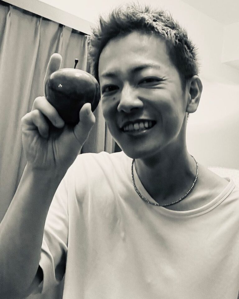 Nobuyuki Hayakawa Instagram - 久しぶりー #髪伸ばしはじめた野球部 #リンゴを1バーツで街で売り歩いてるお前出るとこ出たら売れるぞと思うタイのバンコク屋台男 #外に出れない子供にゲーム買ってくれたよー