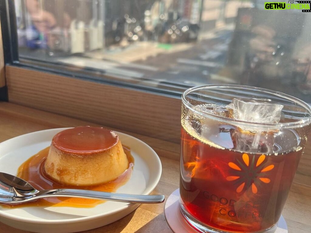 Nobuyuki Hayakawa Instagram - 後輩の石井ブレンドの念願のコーヒー屋さんにお邪魔しました。 松陰神社前にあるよ。 GOOD FEELING COFFEE #はじめて酸っぱいコーヒーが美味しく感じたよ #手作りプリンも美味しかった #カッコいいオシャレな雰囲気をぶち壊すお祝い花 #インディアンスからの花 #ボケ数多いど迫力漫才師 #また行きます #goodfeelingcoffee
