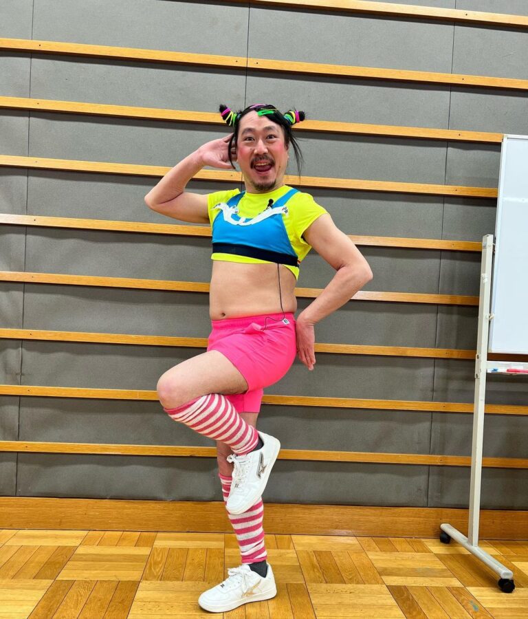 Nobuyuki Hayakawa Instagram - 今日から仕事をはじめます。 ゆっくり休めたので健康第一で頑張りたいです。 この尊敬する先輩を見習って楽しみながらお仕事します。 #冷静な1月では出来ない仕事 #12月にはこうなるんか #怖い #ニワちゃん #笑い飯西田さん