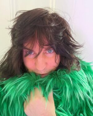 Noel Fielding Instagram - Can’t tell you how happy i am with my New coat all the way from new York ! I’m the Grinch ! ! 💚💚💚 x