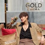 Noppanut Guntachai Instagram - ครั้งแรกในเมืองไทย กับ INTERACTIVE CAFÉ เปิด บ้าน NESCAFÉ GOLD CREMA The Finest Mansion หอม อร่อย กลมกล่อม รสชาติดี แถมตอนชงออกมามี ฟองเครมมานุ่มๆเหมือนกับกาแฟสดพรีเมียมแบบเป๊ะๆแค่ เปิดขวดดูผงกาแฟก็ชอบแล้ว มีเครมมา เพราะสีของกาแฟ ตัวนี้คือเป็นผงละเอียดสีทองทองทุกอนู นอกจากกาแฟ อร่อยจิบเพลินแล้วก็ยังได้ถ่ายรูปกับเฮียด้วยนะ! ยินดีกับผู้ โชคดี 40 ท่านที่ได้เข้ามา work shop ด้วยกันนะครับ ใครที่ อยากจะมาลองดื่มกาแฟหอมอร่อยแบบล้ำๆ ที่พี่แจ็คชงให้ พร้อมได้รูปกลับบ้านแบบนี้ก็ต้องรีบหน่อยวันนี้วันสุดท้าย แล้วนะครับ มีวง Season five มาเล่นให้ฟังกัน ทุกคนอย่าลืมมาลองทานกันได้นะครับ ผงละเอียดสีทอง หอมมากครับ #NESCAFEGoldCremaXBb0un #NESCAFEGoldCremaXJacksonWang #TheFinestMansion