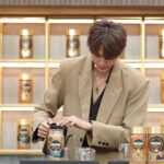Noppanut Guntachai Instagram - ครั้งแรกในเมืองไทย กับ INTERACTIVE CAFÉ เปิด บ้าน NESCAFÉ GOLD CREMA The Finest Mansion หอม อร่อย กลมกล่อม รสชาติดี แถมตอนชงออกมามี ฟองเครมมานุ่มๆเหมือนกับกาแฟสดพรีเมียมแบบเป๊ะๆแค่ เปิดขวดดูผงกาแฟก็ชอบแล้ว มีเครมมา เพราะสีของกาแฟ ตัวนี้คือเป็นผงละเอียดสีทองทองทุกอนู นอกจากกาแฟ อร่อยจิบเพลินแล้วก็ยังได้ถ่ายรูปกับเฮียด้วยนะ! ยินดีกับผู้ โชคดี 40 ท่านที่ได้เข้ามา work shop ด้วยกันนะครับ ใครที่ อยากจะมาลองดื่มกาแฟหอมอร่อยแบบล้ำๆ ที่พี่แจ็คชงให้ พร้อมได้รูปกลับบ้านแบบนี้ก็ต้องรีบหน่อยวันนี้วันสุดท้าย แล้วนะครับ มีวง Season five มาเล่นให้ฟังกัน ทุกคนอย่าลืมมาลองทานกันได้นะครับ ผงละเอียดสีทอง หอมมากครับ #NESCAFEGoldCremaXBb0un #NESCAFEGoldCremaXJacksonWang #TheFinestMansion